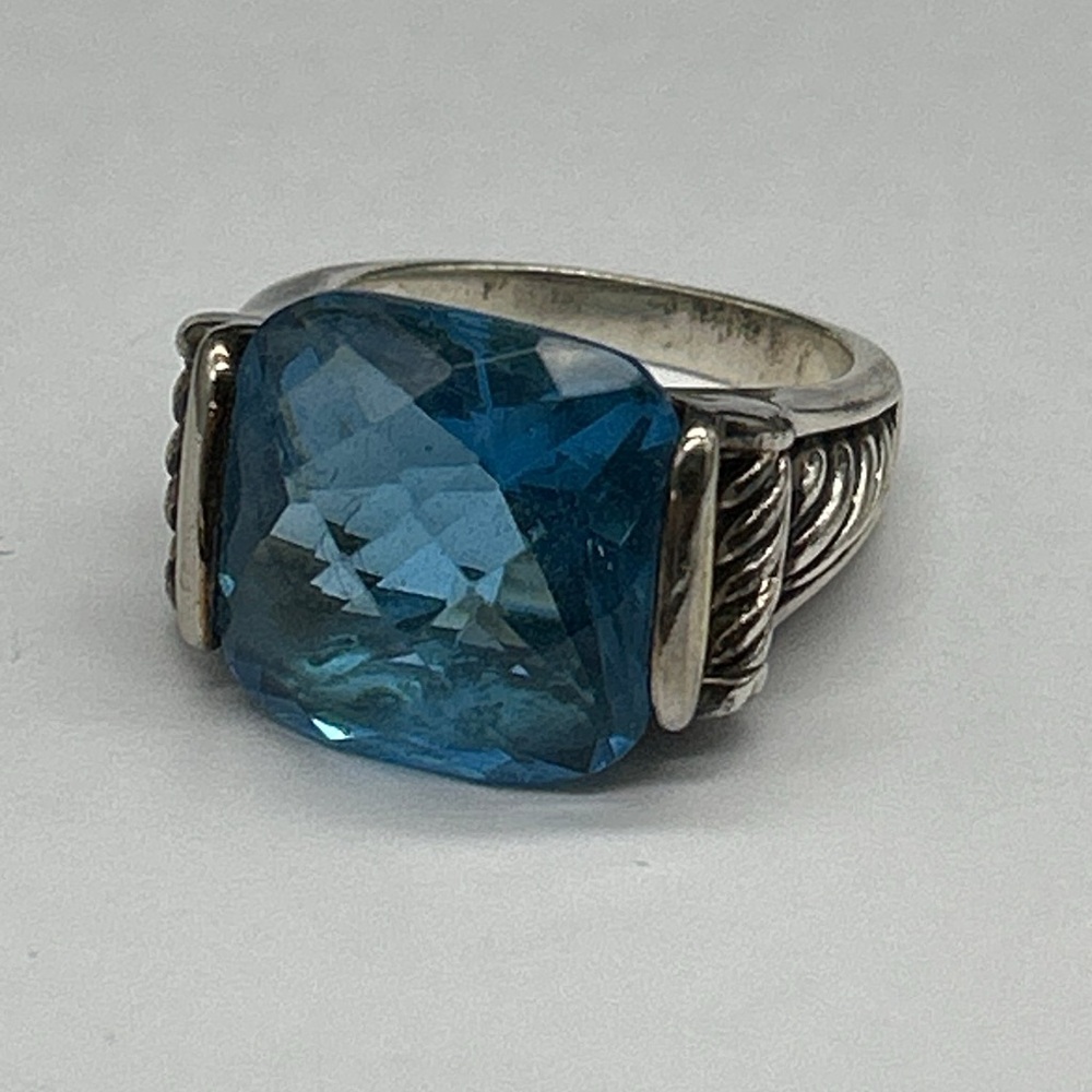 Sterling silver ring w twisted cable design and large faceted blue stone (Sz 7)